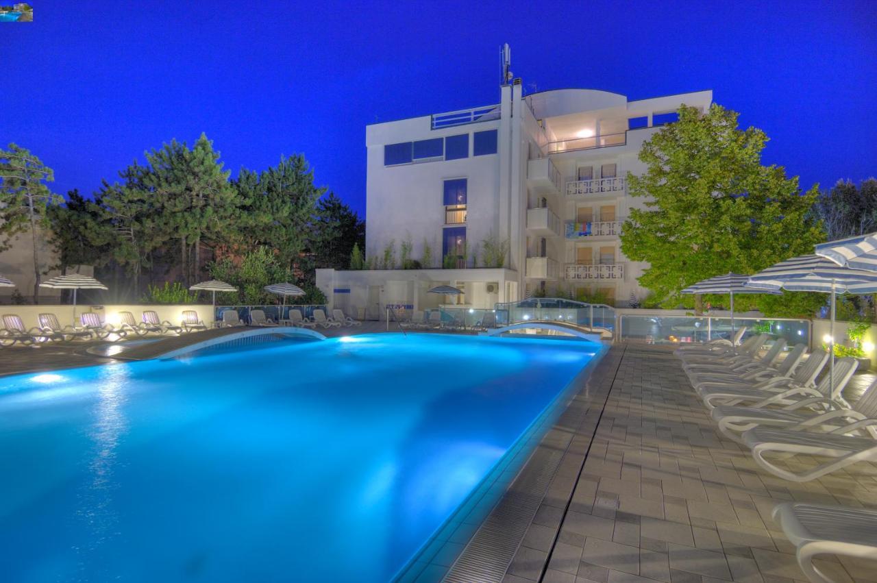 Hotel Firenze Бибионе Екстериор снимка