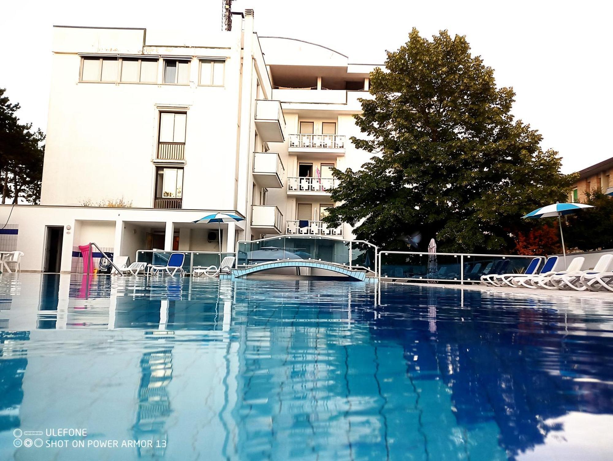 Hotel Firenze Бибионе Екстериор снимка
