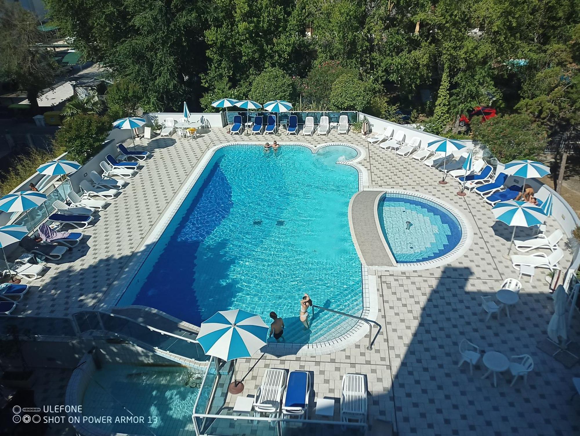 Hotel Firenze Бибионе Екстериор снимка