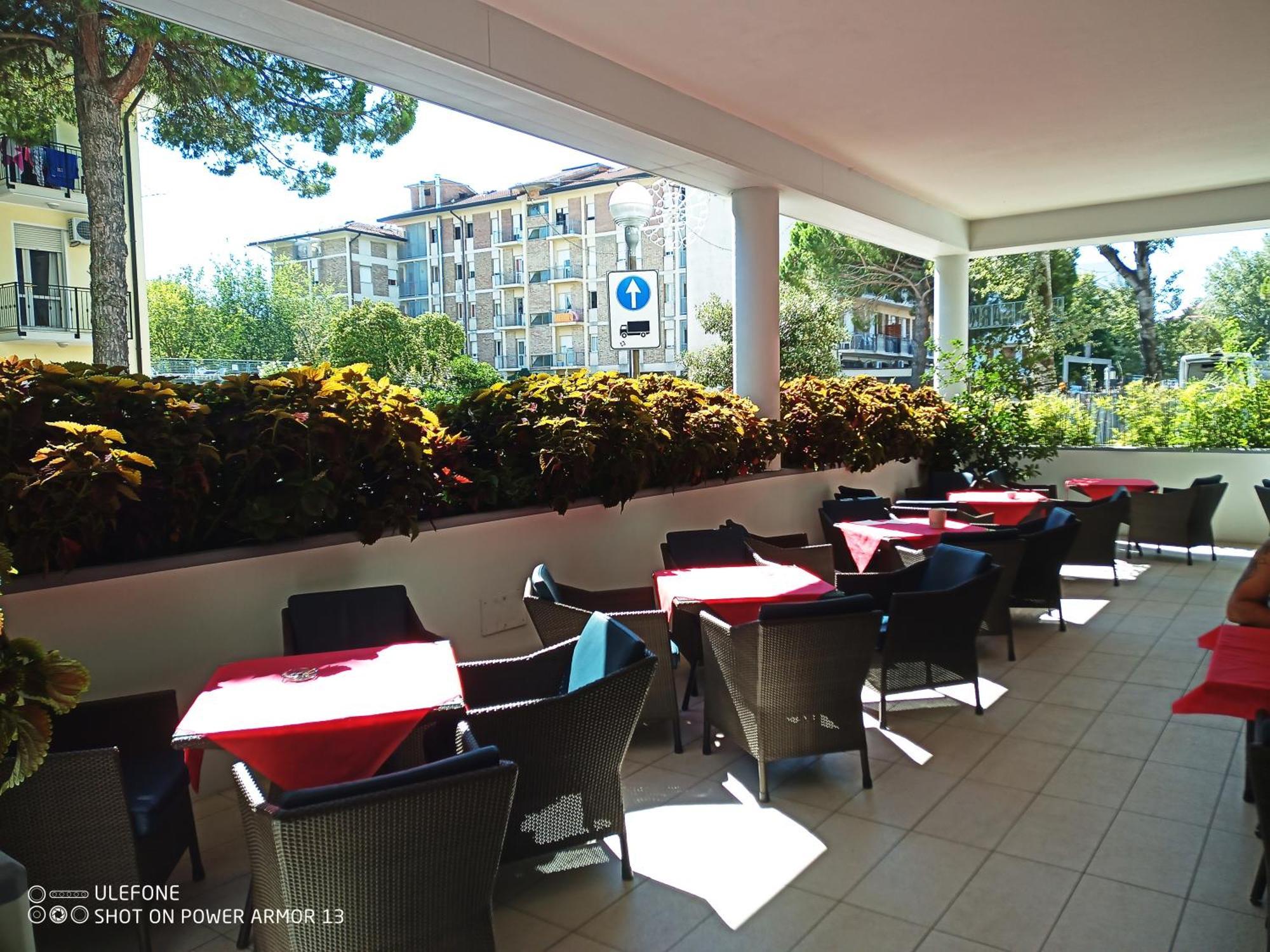 Hotel Firenze Бибионе Екстериор снимка