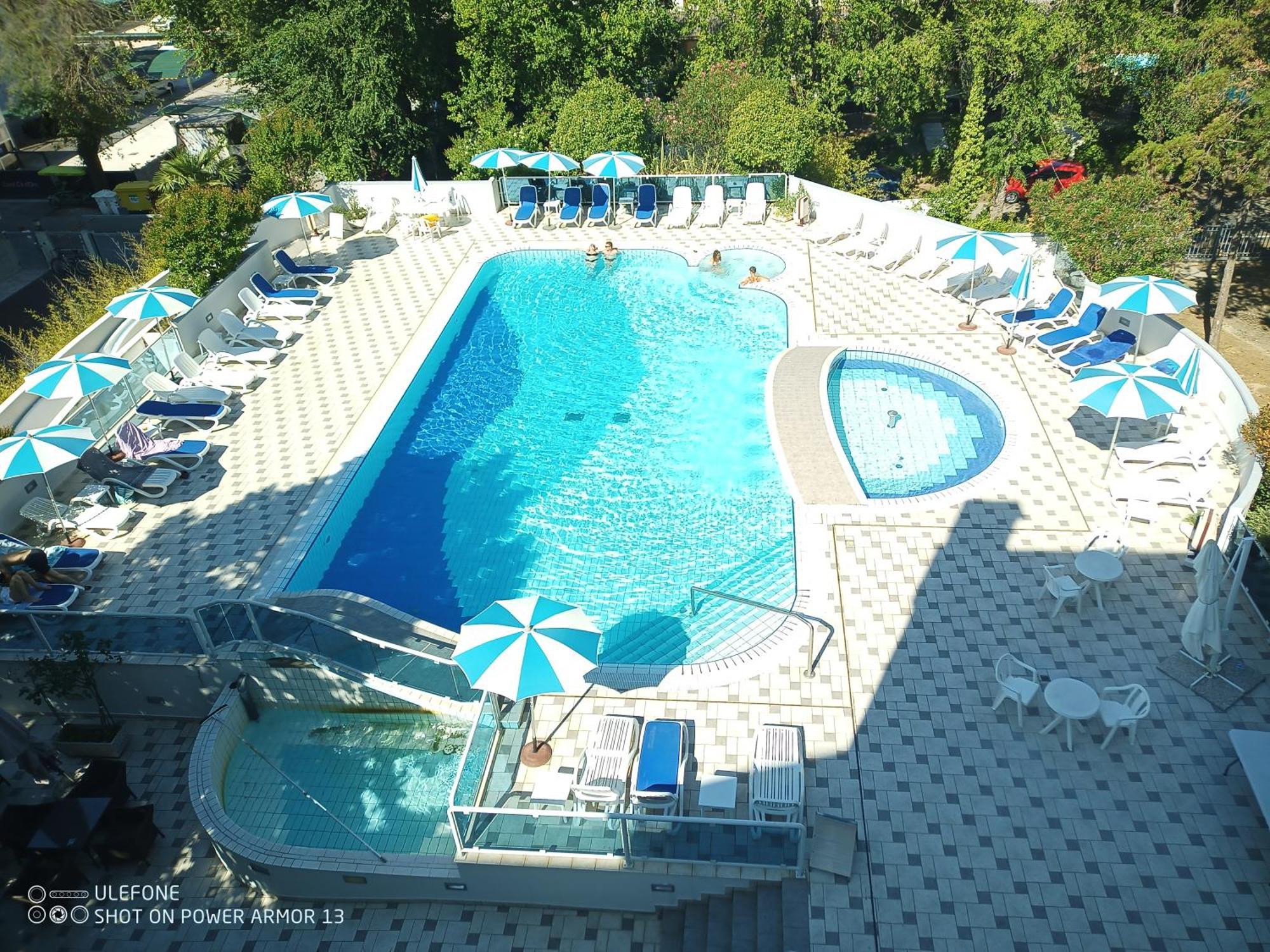 Hotel Firenze Бибионе Екстериор снимка