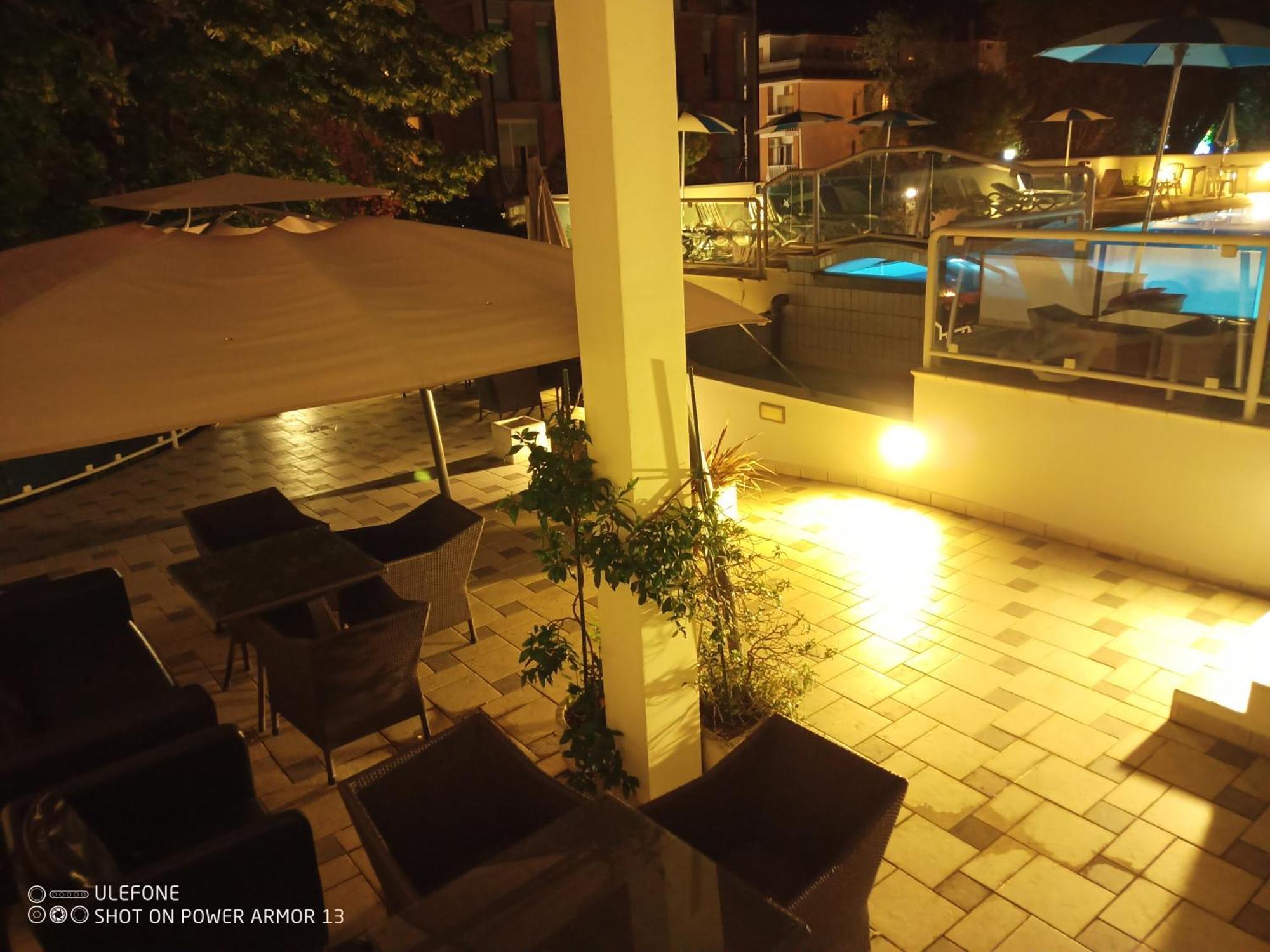Hotel Firenze Бибионе Екстериор снимка