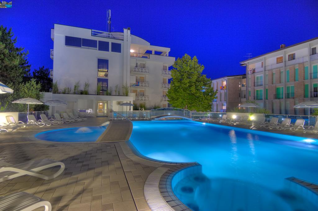 Hotel Firenze Бибионе Екстериор снимка