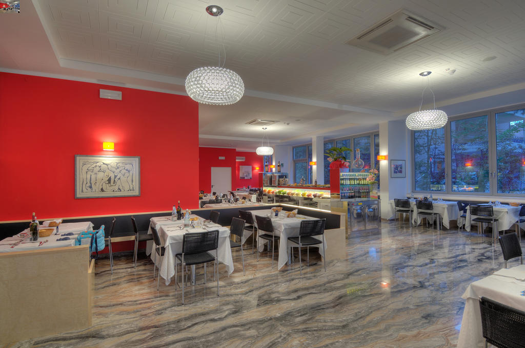 Hotel Firenze Бибионе Екстериор снимка