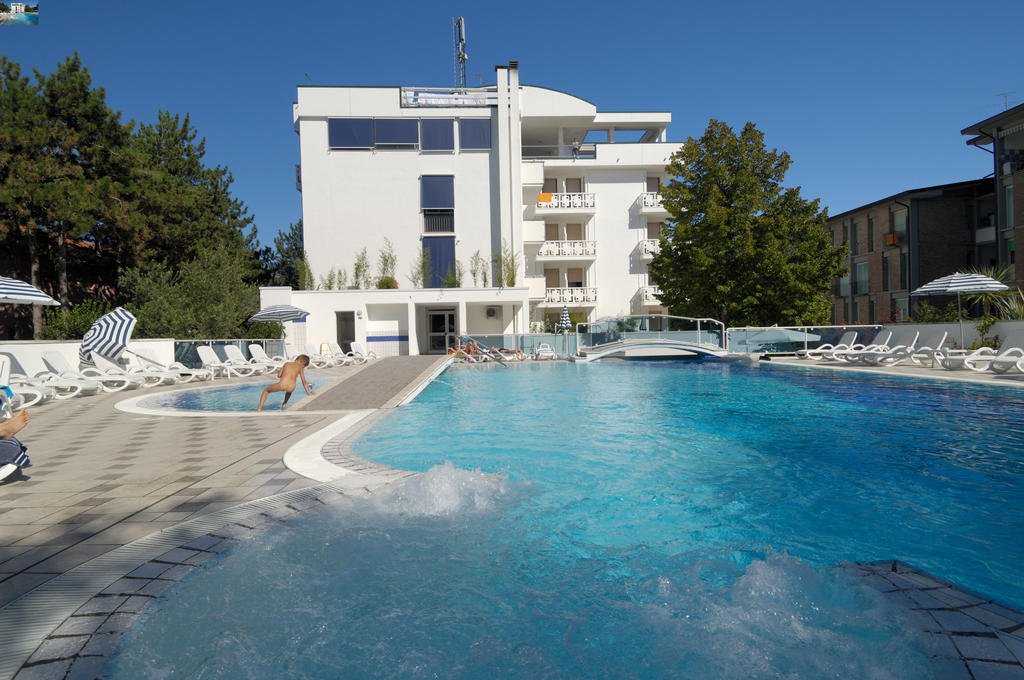 Hotel Firenze Бибионе Екстериор снимка